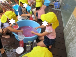 凍らせた色水を触って遊びました。
