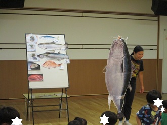 食育集会で栄養士さんから食生活の中で食べる魚を教えてもらいました。