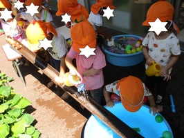 とゆ(雨どい)を使って、水を流して遊びました。