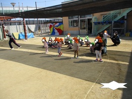 よーいどんでかけっこをしました。3歳児のこどもが2歳児のこどもにお手本を見せてくれています。