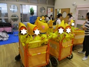 乳児クラスのこどもたちは、素早く逃げるために、避難車に乗ります。