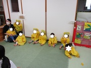 レインコートを着て逃げる準備をしています。