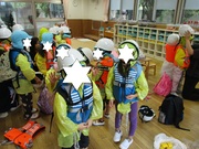 5歳児は自分のカバンも背負います。