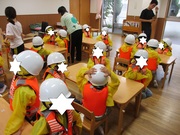 幼児クラスは、ヘルメット・ライフジャケットを着用します。