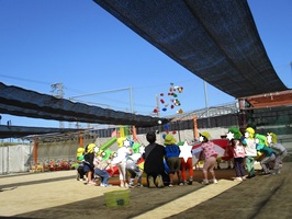 4歳児が楽しんだパラバルーンを3歳児のこどもたちと一緒に楽しみました。