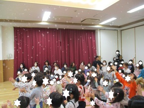 しゃぼん玉がたくさん降り注いで大喜びのこどもたちでした。