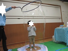 大きなしゃぼん玉の中に入れてもらいました。