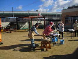 かわるがわる職員が餅をついて、餅がつきあがります。
