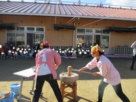 もちつき大会です。年始に飾る鏡餅を作るために餅をつきました。
