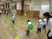 風船つきを楽しんでいます。