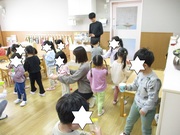 手作りけん玉で遊んでいます。