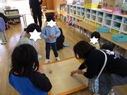 こまを回しています。