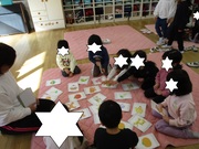 かるたとりをしています。