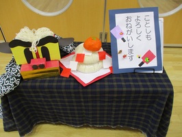 新しい年を迎えて、できあがった鏡餅を飾りました。