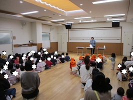 食育集会のテーマはりんごです。いろいろな種類のりんごを紹介しています。