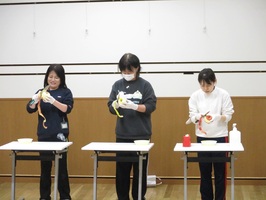 職員対抗、りんごの皮むき対決です。