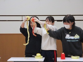 勝負の行方はどうなったでしょう。こんなに長くむけました。