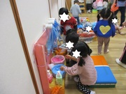 4歳児クラスは銭湯です。お風呂に入ったり、ドライヤーで乾かしてもらったりできます。他にも、メイクやUFOキャッチャーまであります。