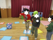 5歳児は人間すごろくです。さいころを振って、マスを移動します。