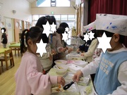 3歳児クラスは、うどん屋さんとアイスクリーム屋さんです。お客さんと会話のやりとりをしています。