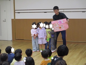 5歳児クラスのこどもたちがこども園の楽しいことを教えてくれています。
