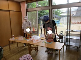 丁寧に皮をむいています