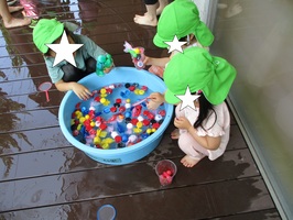 タライに貼った水の中に金魚の玩具を浮かべて、すくって遊びました。
