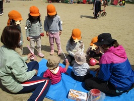 0歳児が園庭であそんでいます。