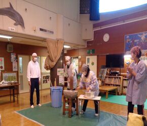 杵と臼で、お餅つきをしました。