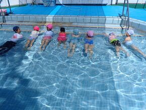 水にも慣れプールが楽しくなってきました。