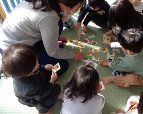 1歳児と5歳児で絵合わせカード