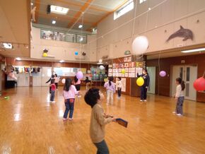 ホールで風船つき