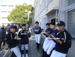 野球部が餅を食べている写真