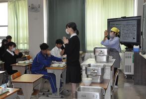 給食当番が挨拶をしているようす