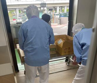 荷受のようすの写真
