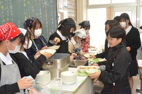 教室での配膳の様子の写真2