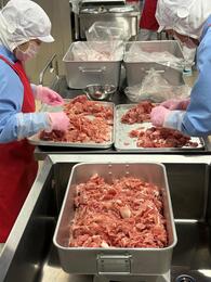 肉の下処理のようすの写真