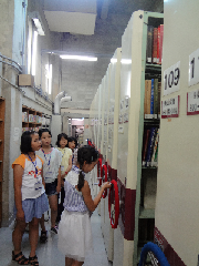 館内見学（書庫）