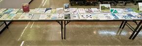 「まちづくり」に関する資料を机の上に展示している写真