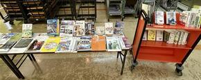 「まちづくり」に関する資料を机の上と、ブックトラックに展示している写真