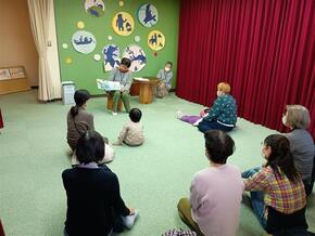 えほんをたのしむおはなし会の様子