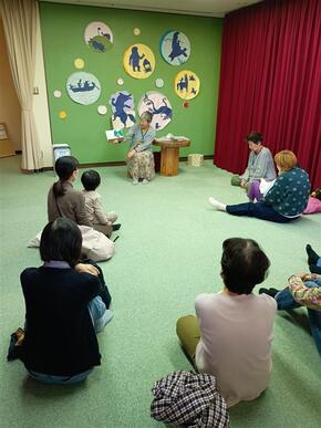 えほんをたのしむおはなし会の様子