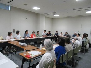 参加者がおすすめの詩を紹介する様子全景