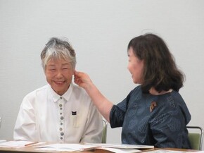 顔あそび「大やぶ小やぶ」の様子