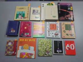紹介された詩が掲載されている書籍15冊の表紙