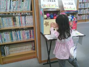 ガチャガチャを回している様子