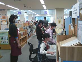 本を検索して探している様子