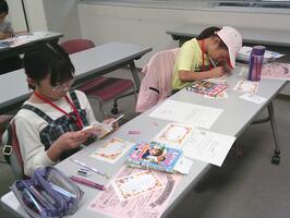 メッセージカードを作成している様子