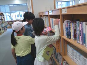 おすすめ本を選んでいる様子