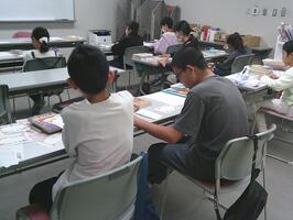 メッセージカードを作成している様子